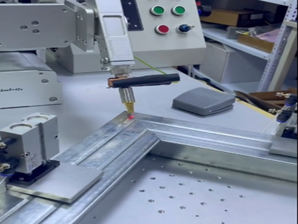 小型焊接機(jī)器人的焊縫跟蹤功能 焊接機(jī)器人