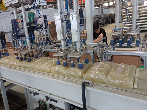 搬運(yùn)機(jī)器人自動化生產(chǎn)線展示 工業(yè)搬運(yùn)機(jī)器人自動化生產(chǎn)線介紹