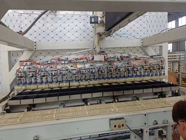 青島賽邦生產(chǎn)的膠體碼垛機(jī)器人圖 膠體碼垛機(jī)器人生產(chǎn)線的特點(diǎn)