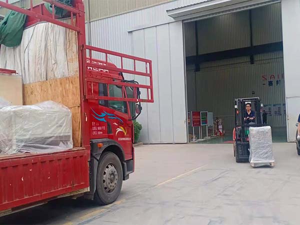 青島賽邦智能焊接機(jī)器人廠家的發(fā)貨現(xiàn)場 青島賽邦智能焊接機(jī)器人廠家的發(fā)貨現(xiàn)場