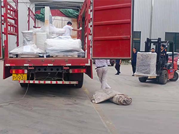 青島賽邦智能焊接機(jī)器人廠家的發(fā)貨現(xiàn)場 青島賽邦智能焊接機(jī)器人廠家的發(fā)貨現(xiàn)場