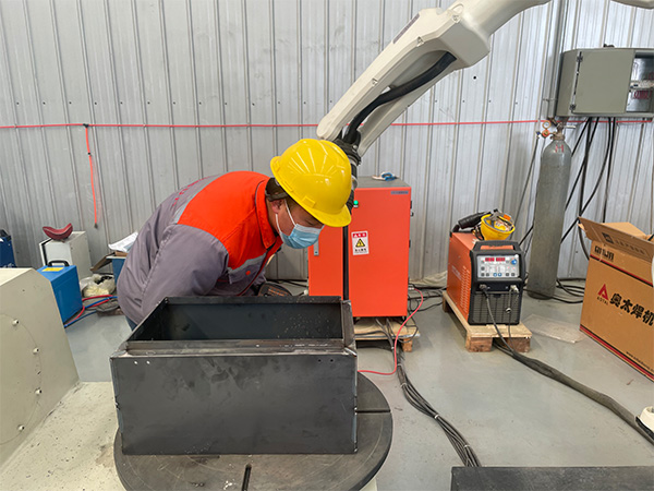 全自動(dòng)點(diǎn)焊機(jī)器人工作崗位 全自動(dòng)點(diǎn)焊機(jī)器人工作崗位