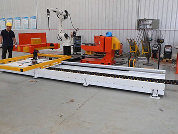 全自動焊接機器人常見的輔助設備有機器人地軌 全自動焊接機器人常見的輔助設備有機器人地軌