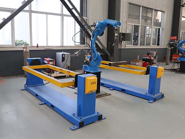 工業(yè)機械臂進行焊接工作